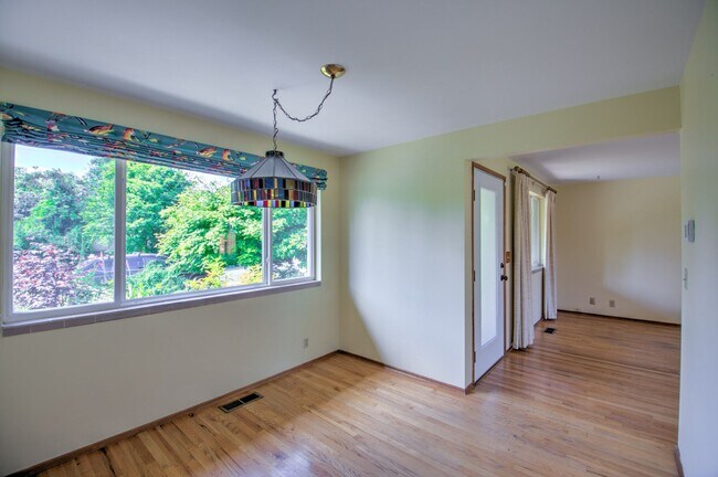 Building Photo - West Olympia 2bd 1 bath Cottage Rambler with Garden Space