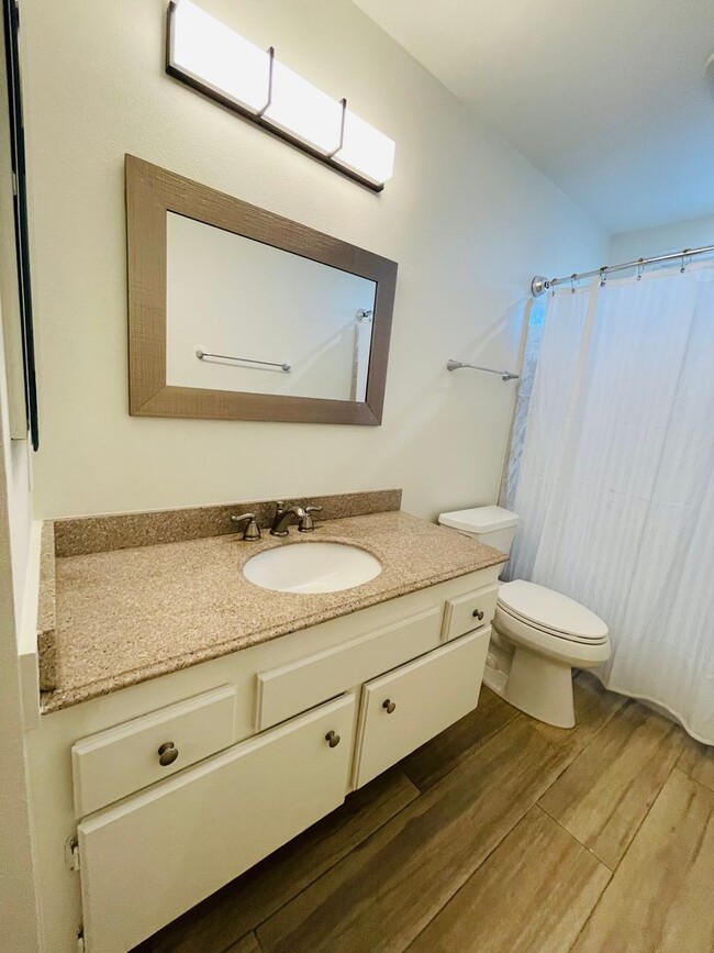 Building Photo - Amazing renovated 4 bedroom 2 full bath si...