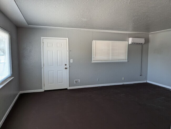 Building Photo - 6th St Duplex