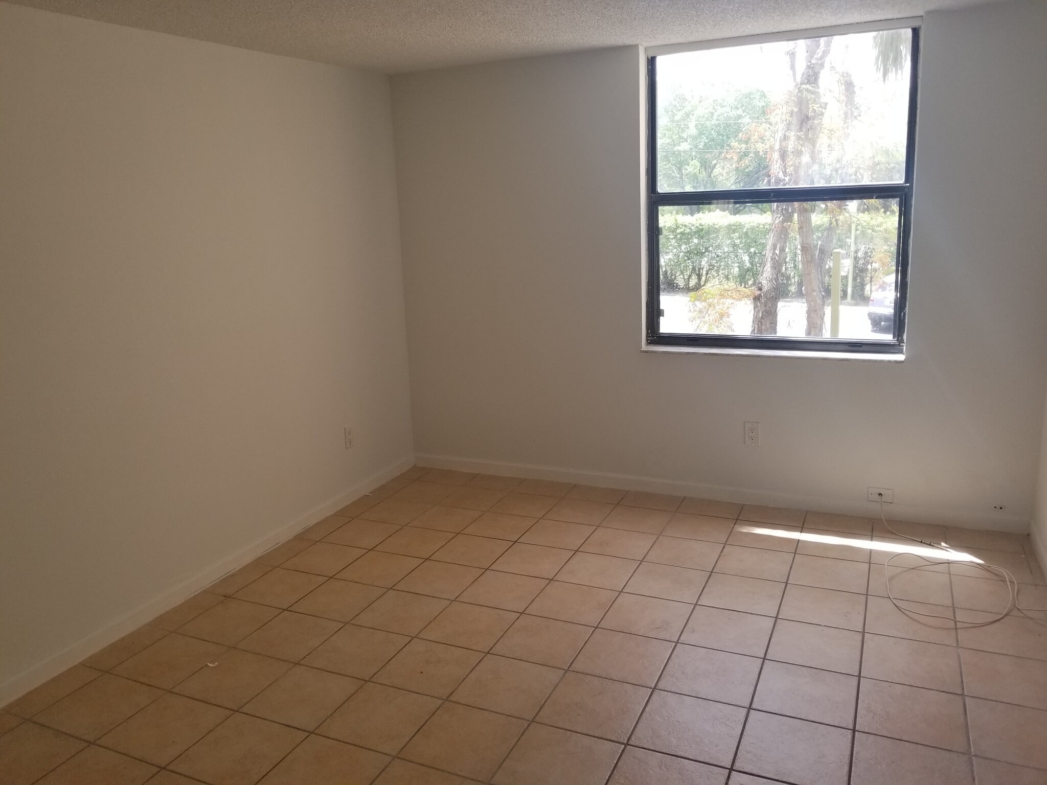 Building Photo - 14421 N Kendall Dr