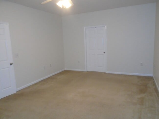 Building Photo - 635 Marshtree Ln