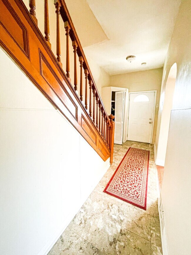 Building Photo - AVAILABLE AUGUST 2026 - Beautiful 4+ bedroom, 1 bath home in Mt Washington!