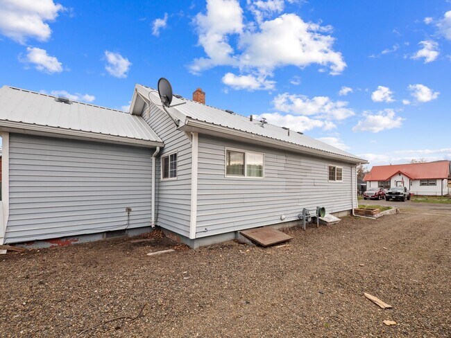 Building Photo - Peaceful northside home
