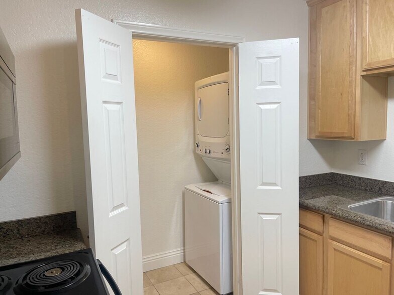 Building Photo - 2400 Del Mar Way