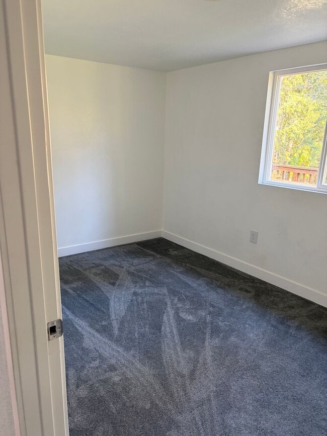 Building Photo - Spacious 3-Bed + Flex Room on Private Fenced 2 Acres, Huge Shop