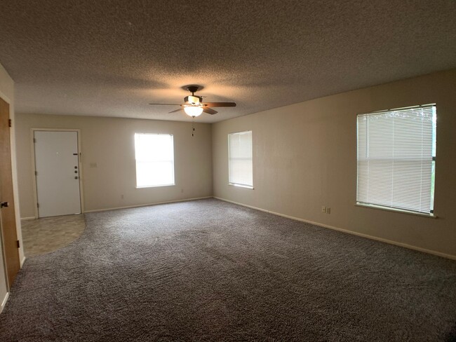 Building Photo - 2/2 Apartment on The Hill! Minutes from La...