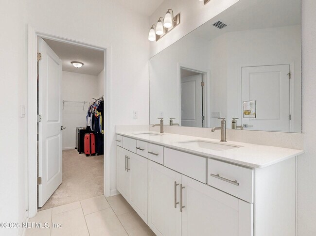 Building Photo - 401 Archstone Wy