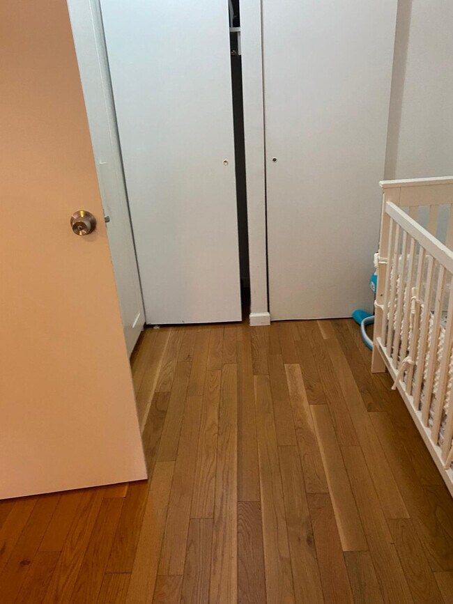 Building Photo - 708 E 44th St