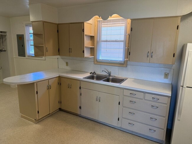 Building Photo - 2 bed, 1 bath house in Springfield