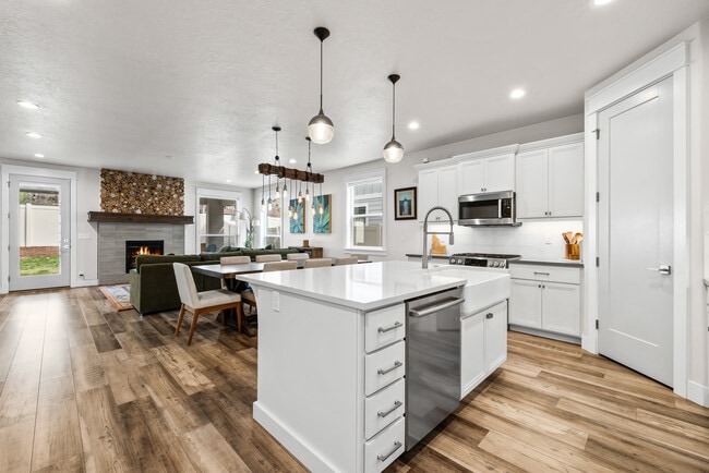 Building Photo - 3340 W Lassen Dr