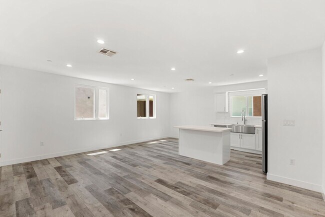 Building Photo - 10853 Hartsook St
