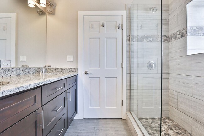 Building Photo - HUGE 5BED/2 bath in Wicker Park! Designer ...