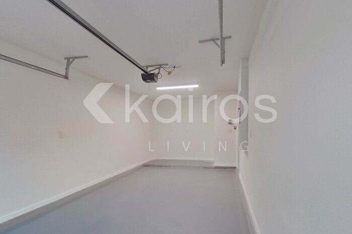 Building Photo - 1349 Mull St