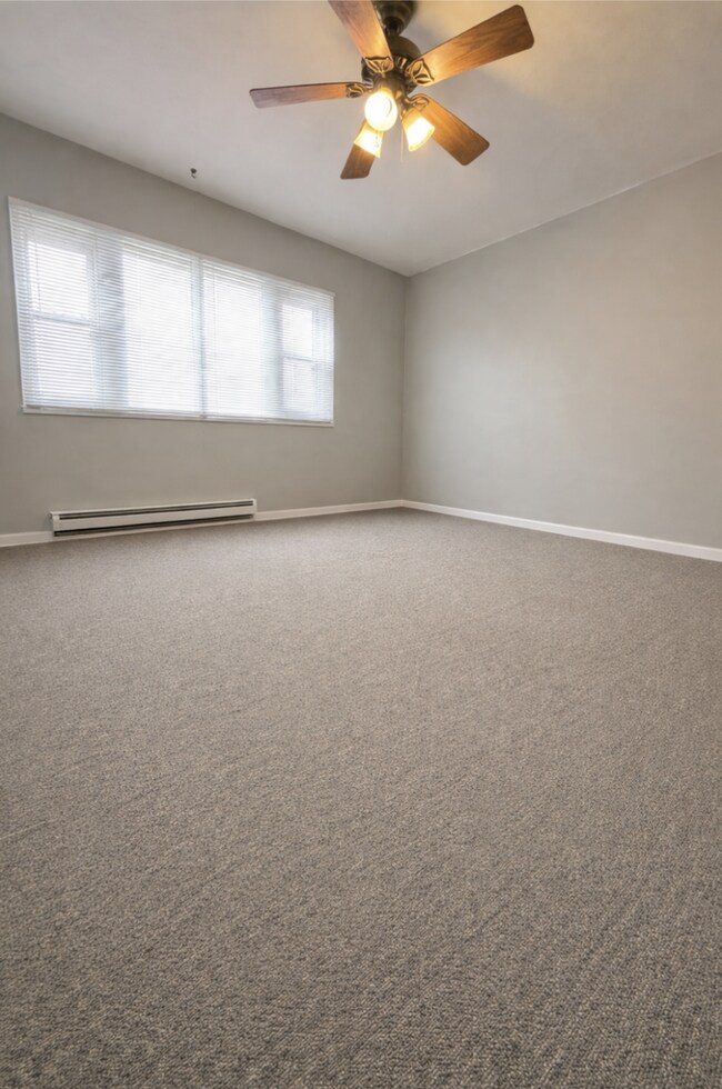 Building Photo - 502 Main St