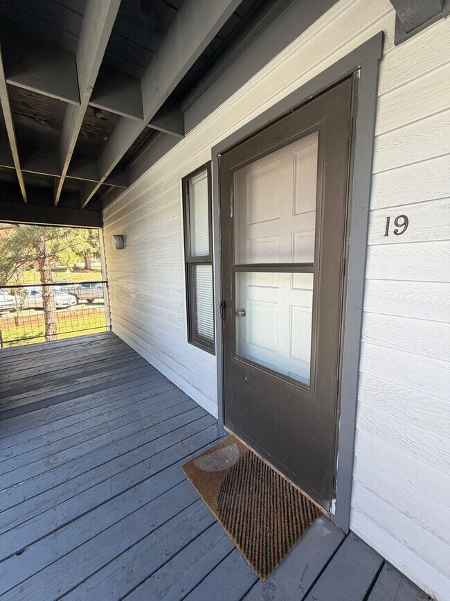 Building Photo - Two Bedroom One Bath Glenwood Springs Condo