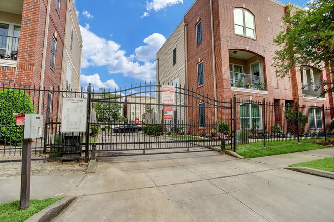Building Photo - 2370 Bastrop St