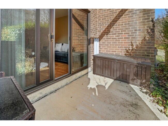 Building Photo - 3075 Hawthorne Dr NE