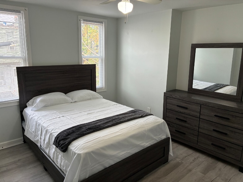 Building Photo - 820 N Lakewood Ave