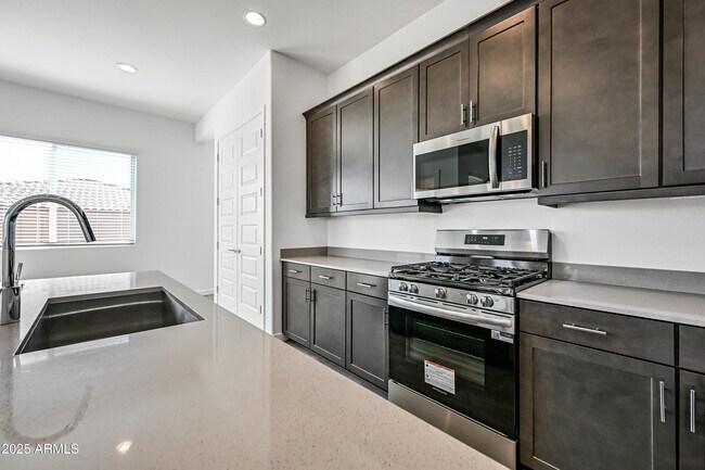 Building Photo - 14913 W Cottontail Ln