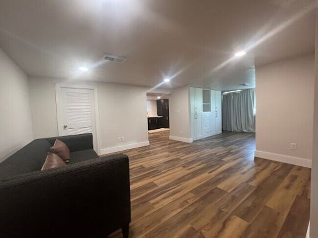 Building Photo - $2,600 | 3 Bedroom, 2 Bathroom House | Dog...