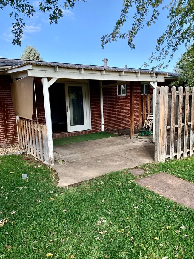 Building Photo - 3 Bedroom, 2 Bath Ranch Home with 1 Car At...