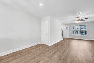 Building Photo - 206 W Point Dr