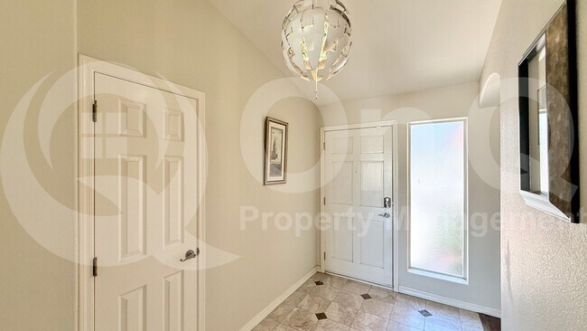 Building Photo - 822 W Earll Dr