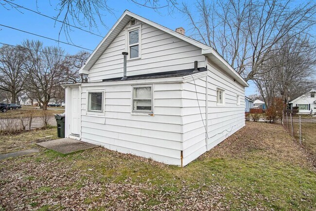 Building Photo - 1187 Langeland Ave