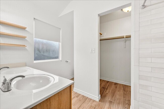 Building Photo - 2314 Blue Star Dr