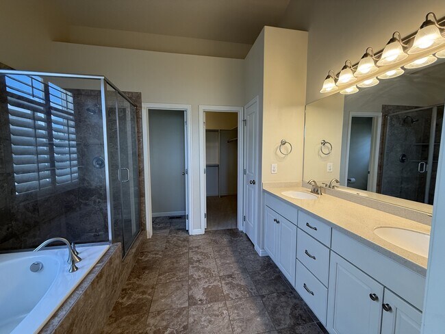 Building Photo - 744 W Ridgeline Dr