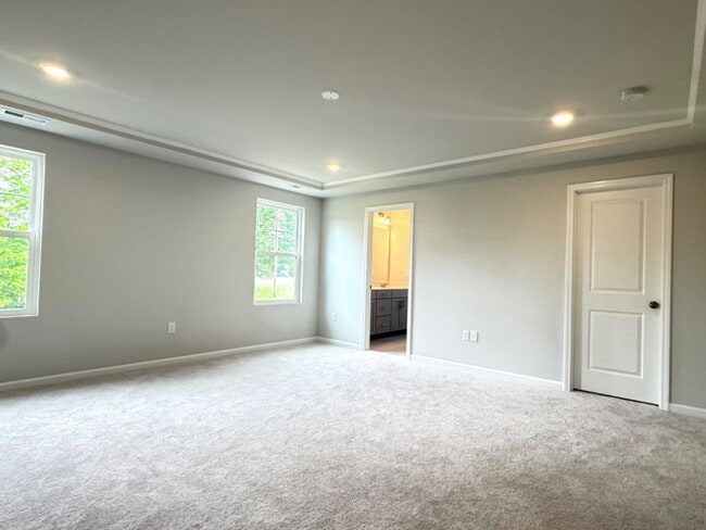Building Photo - 4 Bedroom End Unit Townhome Almost New
