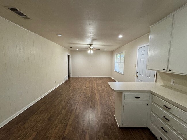 Building Photo - Corner Lot Waco Home