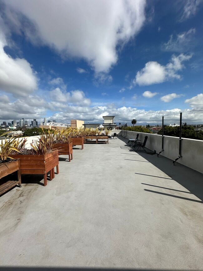 Building Photo - 1120 E 25th St