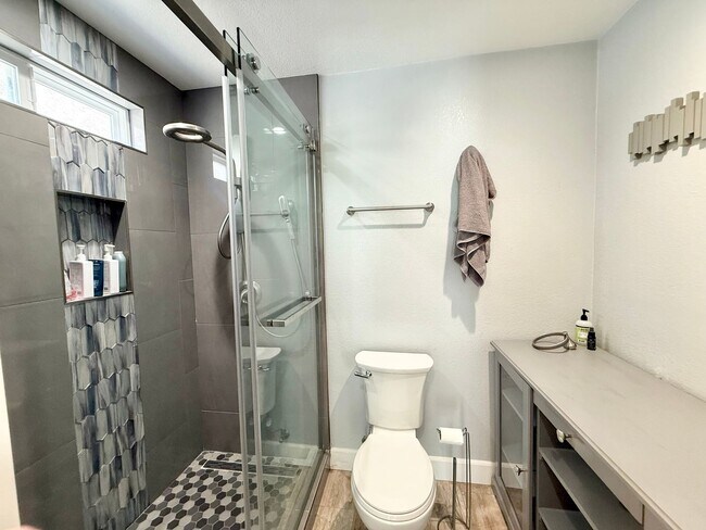 Building Photo - PET FRIENDLY - Charming 4-Bedroom Home in ...