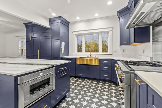 Building Photo - 1502 Tryon Rd