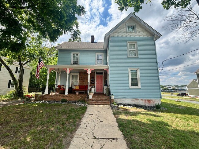 Building Photo - Charming Second-Floor Apartment Apatrtment...