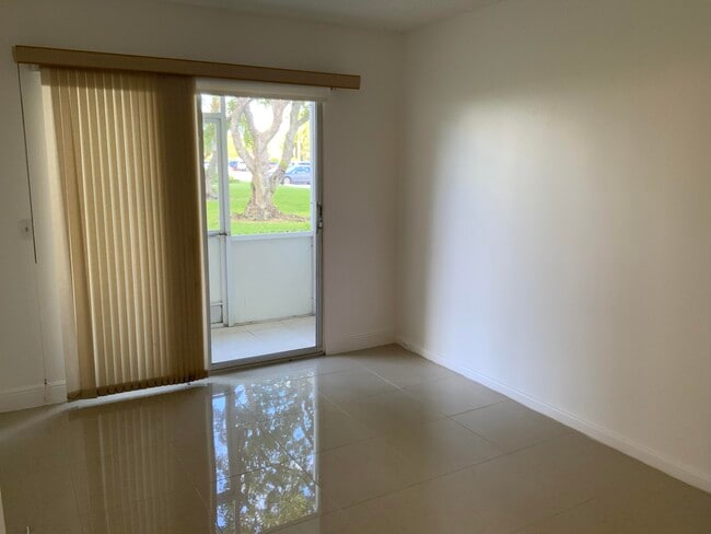 Building Photo - 223 Fanshaw F