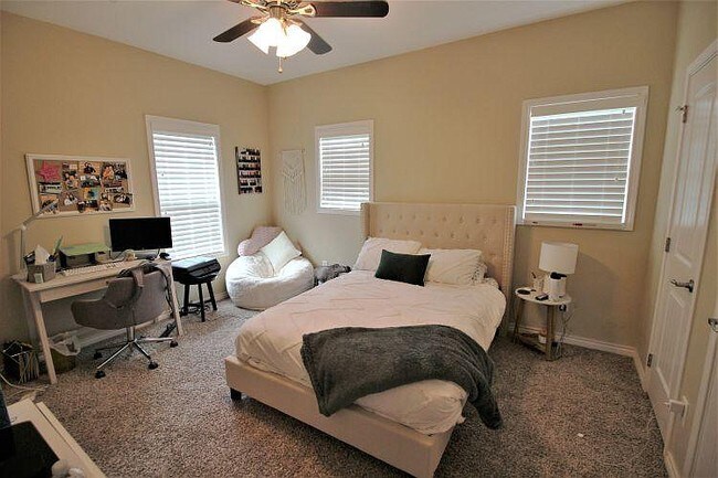 Building Photo - 314 Fairway Dr