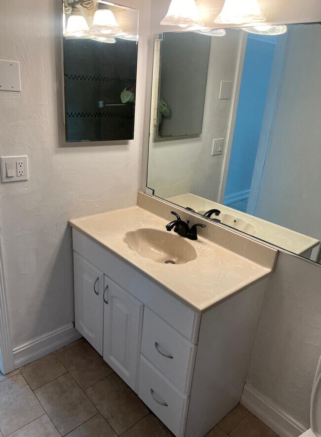 Building Photo - 708 SE 2nd Ave