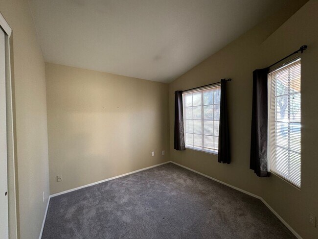 Building Photo - 1119 N Carriage Ln