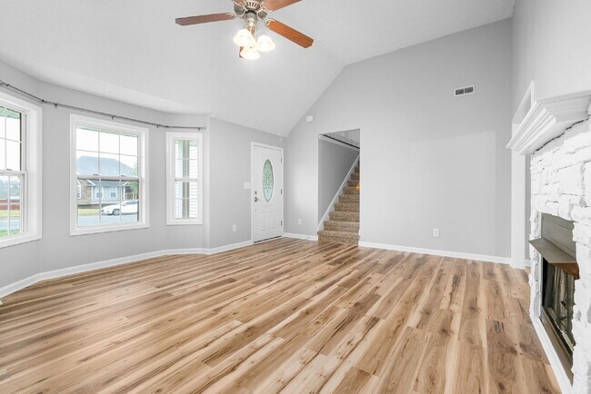 Building Photo - Spacious Home Conveniently Located Near I-24, Shopping, Restaurants, Movie Theater, AND More!