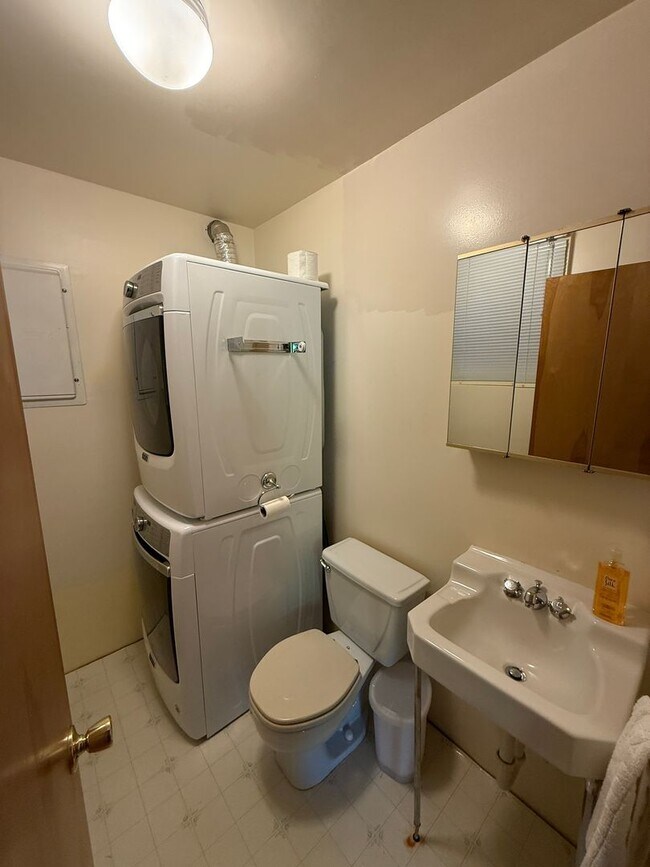 Building Photo - Cozy Huge 1 Bed with Loft and 2.5 Bath - H...