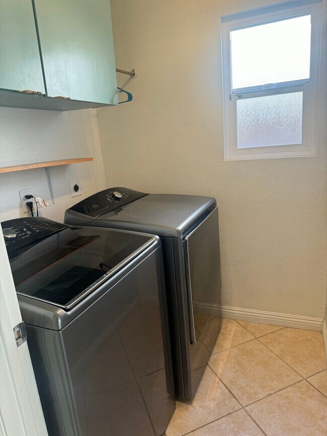 Building Photo - Very Spacious! 3Bed/2.5Bath w/solar panels! Close to Sweetwater Reservoir with plenty of trails!