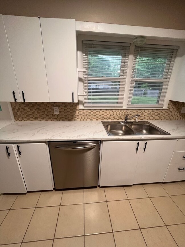 Building Photo - 3 bedroom 2 bathroom located near MSU