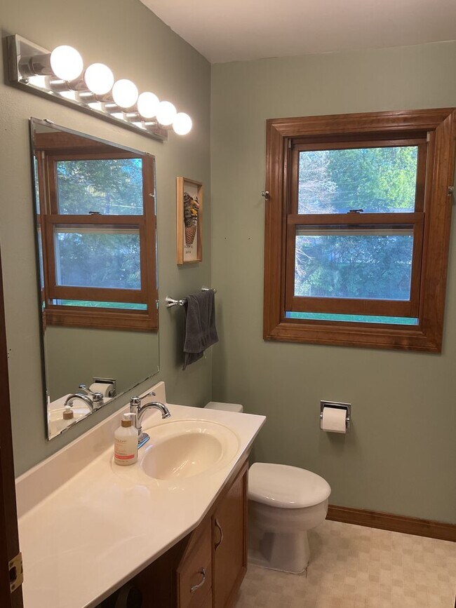 Building Photo - 5 Bedroom Single Family Suburban Gem in Ap...