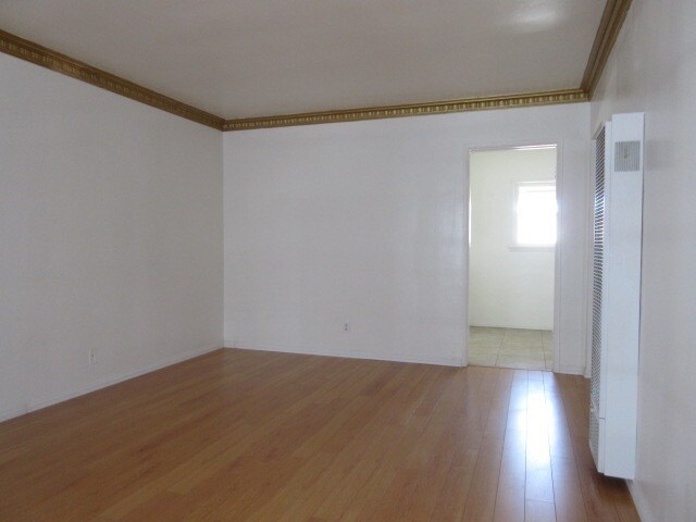 Building Photo - 1410 N Kenmore Ave