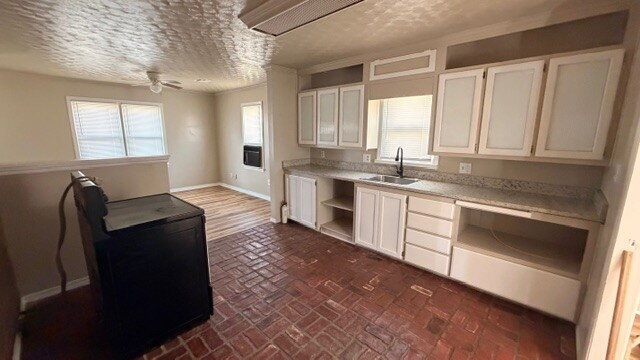 Building Photo - Spacious 3-bedroom, one-bathroom home.