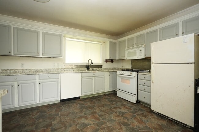 Building Photo - 2912 Cedarhurst Dr