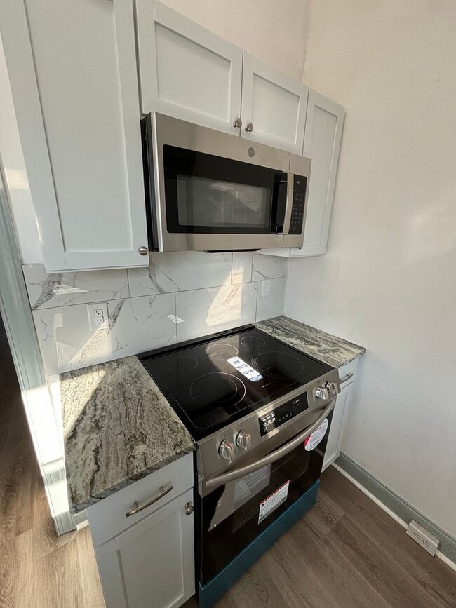 Building Photo - Newly Renovated 4 Bedroom, 2 Full Bath in ...