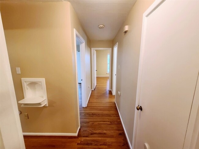 Building Photo - 1830 Viewcrest Dr